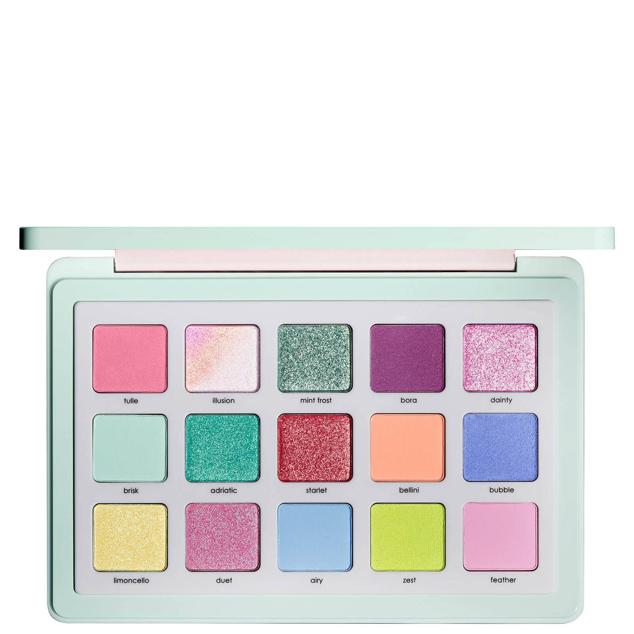 Pastel Palette es la nueva paleta de sombras de la firma, dedicada exclusivamente a los tonos pastel. Una explosión de tonos que recuerdan a la primavera y que están formulados para conseguir un acabado profesional, que se funde en tu mirada gracias a su alta pigmentación. (72,99 euros).