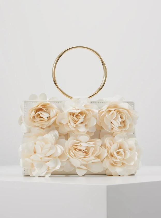 El clutch con adornos florales de Mascara es una oda al romanticismo y un complemento precioso para looks más formales y arreglados. Podrás llevarlo en ocasiones especiales por el precio de 41,95 €.
