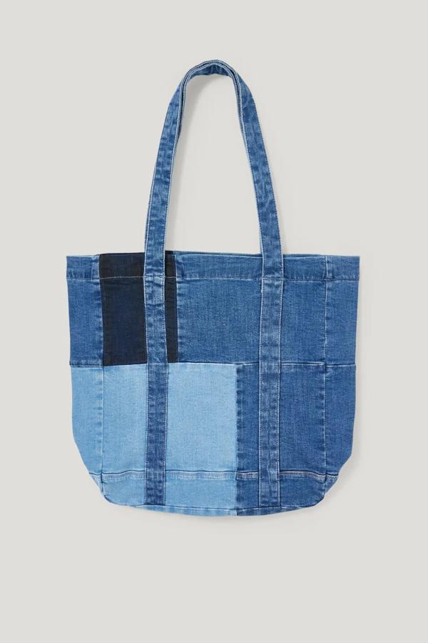 El denim es otro de los tejidos que más se llevará en la temporada estival, y este bolso vaquero de C&A lo confirma. Podrás hacerte con el por 24,99 €. 