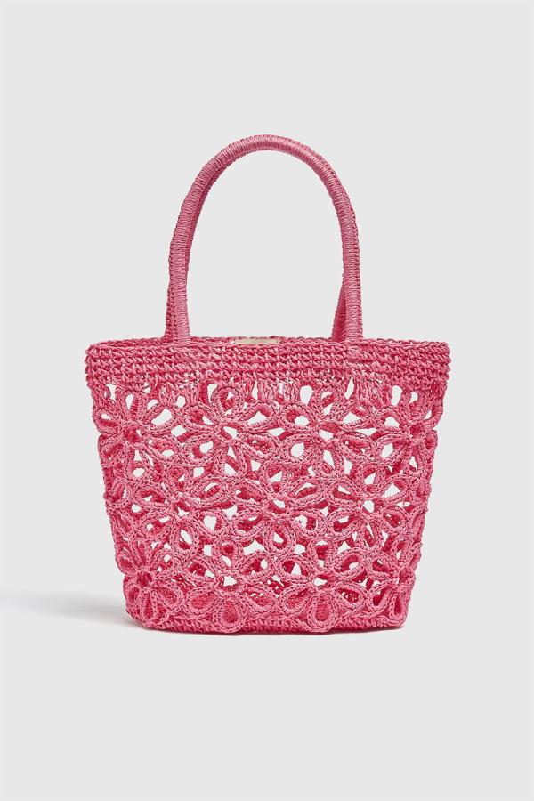 Este mini shopper de Pull&Bear está confeccionado a través de flores de papel en el corte. Está disponible en rosa, naranja y verde, los colores tendencia de la temporada, por un precio de 25,99 €. 