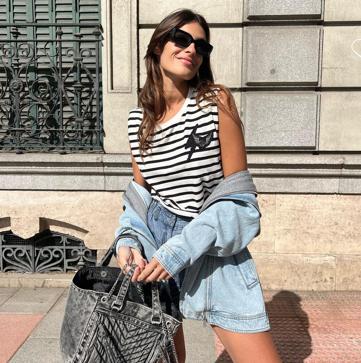 Imagen secundaria 1 - Las influencers han llevado esta camiseta de diferentes maneras.