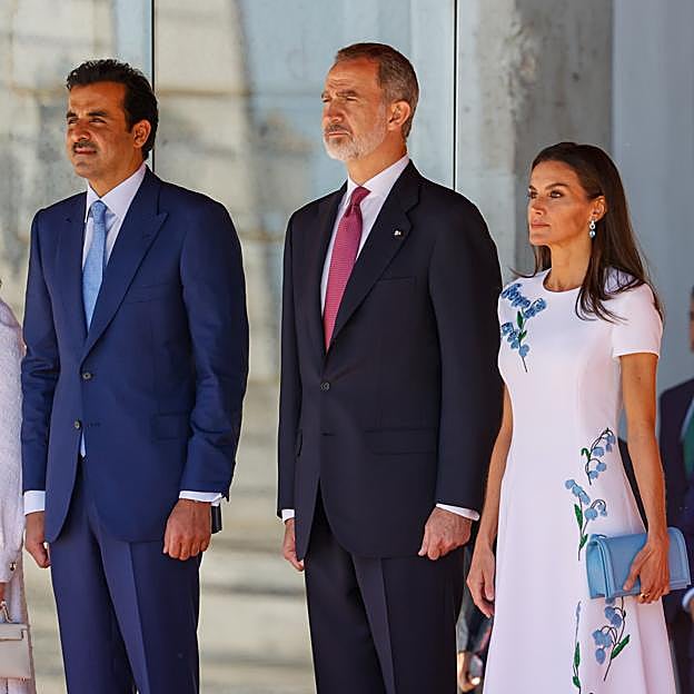 Imagen principal - Los reyes durante la recepción al emir de Catar y su esposa.