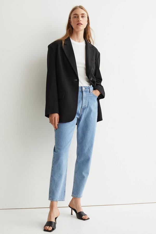 Jeans tobilleros modelo mom con tejido ligeramente elástico, pernera pitillo amplia y talle extra alto. Están disponibles en 14 tonos, por 24,99 euros.