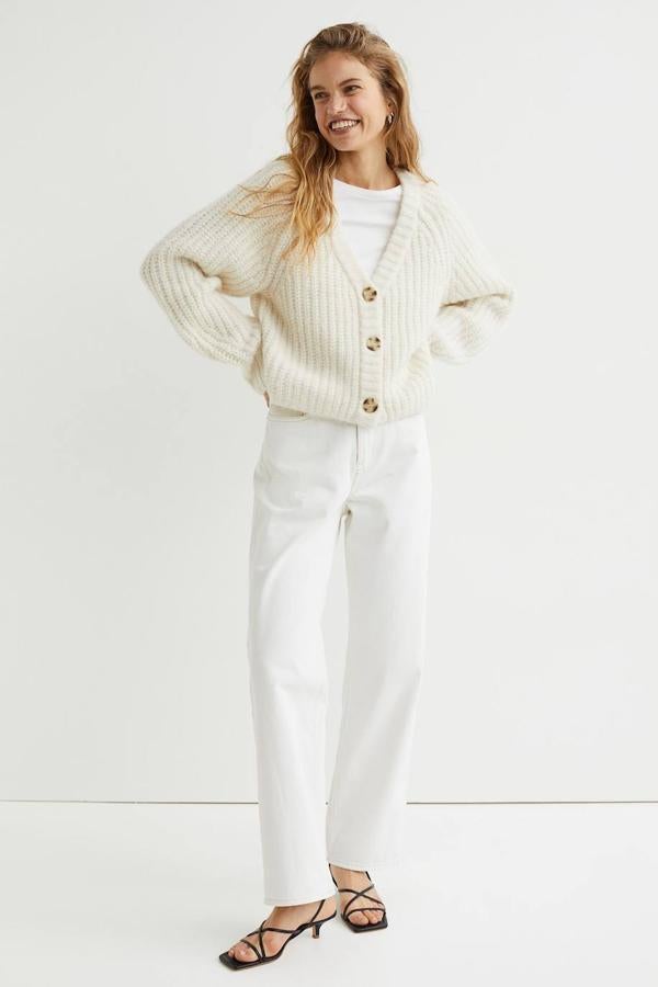 Jeans modelo loose straight con talle alto, cinco bolsillos y pernera recta holgada. Encuéntralos en 5 tonos por un precio de 19,99 euros.