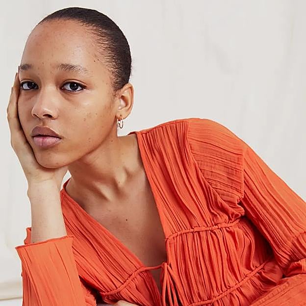 Así es el vestido de gasa de H&M que se ha agotado en horas, tiene lista de espera y favorece muchísimo