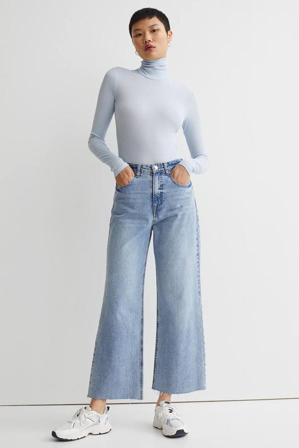 Jeans modelo wide leg tobillero con talle alto, pernera recta extra amplia, bajo sin rematar y cinco bolsillos. Lo encontrarás en 2 tonos a 24,99 euros.