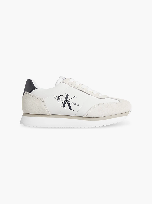 Si eres fan de la logomanía estas zapatillas blancas de Calvin Klein deberían ser tus favoritas. Además, cuentan con detalles en azul marino, que aportan mayor impacto visual en estas. 