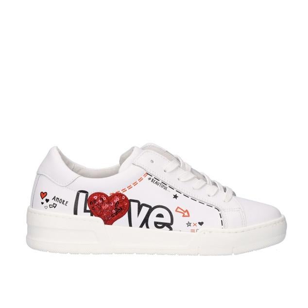 La versión más romántica del calzado la diseña Exe, ya que sus motivos decorativos sobre el amor son pura inspiración para estas zapatillas blancas tan bonitas. Puedes encontrarlas por un precio de 120,95 €. 