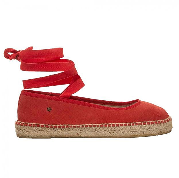 Las bailarinas de esparto son en color rojo y llevan tiras apra atar en el tobillo.
