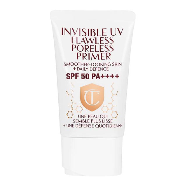 Una prebase ultraligera con SPF 50 que hace que la piel quede satinada y rellena, con una apariencia rejuvenecida, a la vez que aporta beneficios de tratamiento antiedad, reduciendo arrugas, aumentando la firmeza y elasticidad, disminuyendo los poros e incrementando la hidratación. Está formulada con ácido hialurónico, vitamina C; manteca de karité, aloe vera y aceite de rosas.