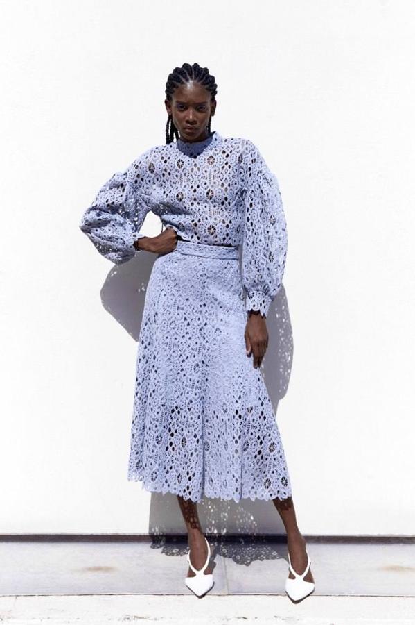 Falda midi de vuelo confeccionada en tejido de encaje con forro color gris. Está disponible en las tallas S, M y L por 59,99 euros.