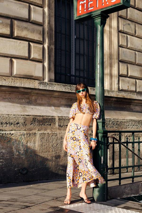 Falda midi tipo lencera con tejido fluido y ligero, tiro alto, bajo acabado en evasé y floral print en tonos violeta y naranja. Encuéntrala a 29,99 euros en las tallas S, M y L.