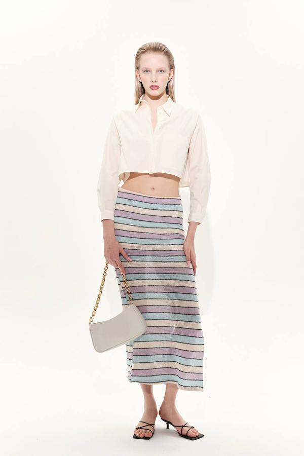 Falda midi con tejido de punto ligero, corte recto, abertura lateral en el bajo y estampado de rayas multicolor. Puedes comprarla por 29,99 euros, en las tallas S, M y L.