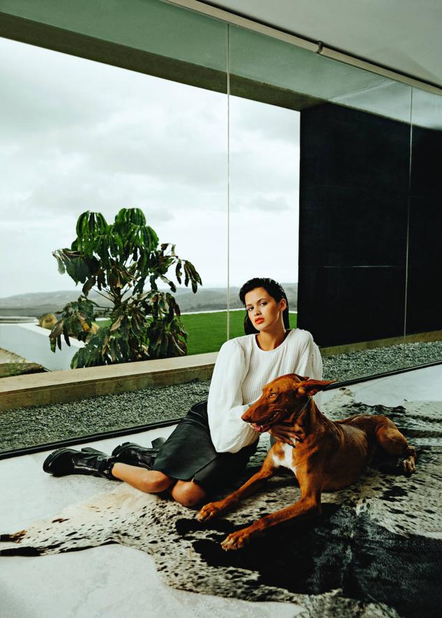 Blusa de Pilar Dalbat y falda de piel y botas con cremallera, de Givenchy.