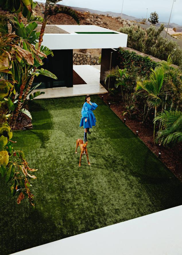 Vestido de Alexander McQueen y botas de Louis Vuitton. La correa del perro es de Kiwoko.