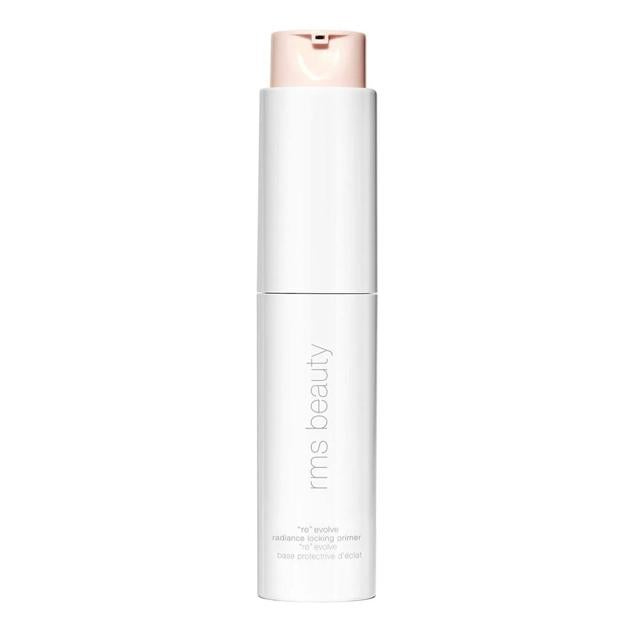 Una fórmula de prebase en gel con tecnología única que emplea ingredientes iluminadores, nutritivos e hidratantes para proporcionar beneficios de tratamiento a la par que fija y mejora el acabado del maquillaje. Se asienta como un velo nacarado, de suavidad extrema y que hace parecer que la piel está naturalmente radiante. Todo gracias a una mezcla de aceites y extractos vegetales como la rosa o escualeno.