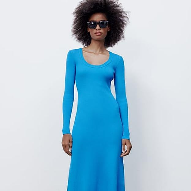 Imagen principal - De punto y cut out: así es el vestido de Zara que sienta bien a todas las siluetas (palabra de influencer)