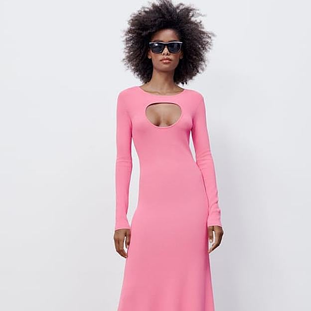 Imagen principal - De punto y cut out: así es el vestido de Zara que sienta bien a todas las siluetas (palabra de influencer)
