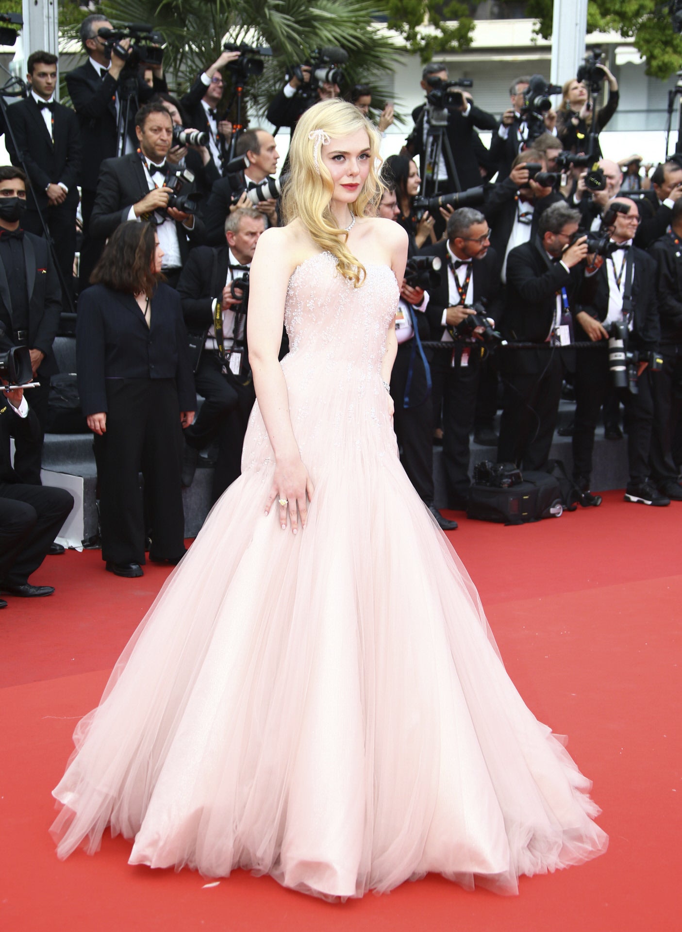 Elle Fanning fue fiel a su estilo romántico y naive y apostó por un vestido princesa rosa empolvado en tul con bordados joya de Giorgio Armani.