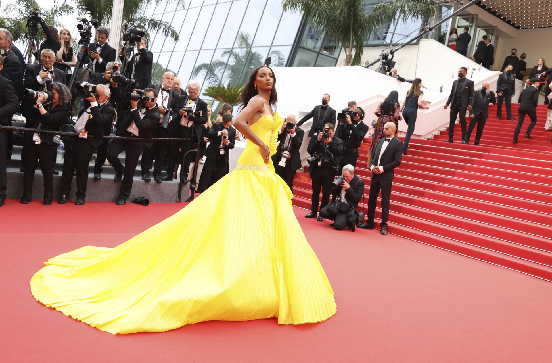 Y también la modelo Jasmine Tookes, con un imponente diseño con volúmenes de Tony Ward Couture.