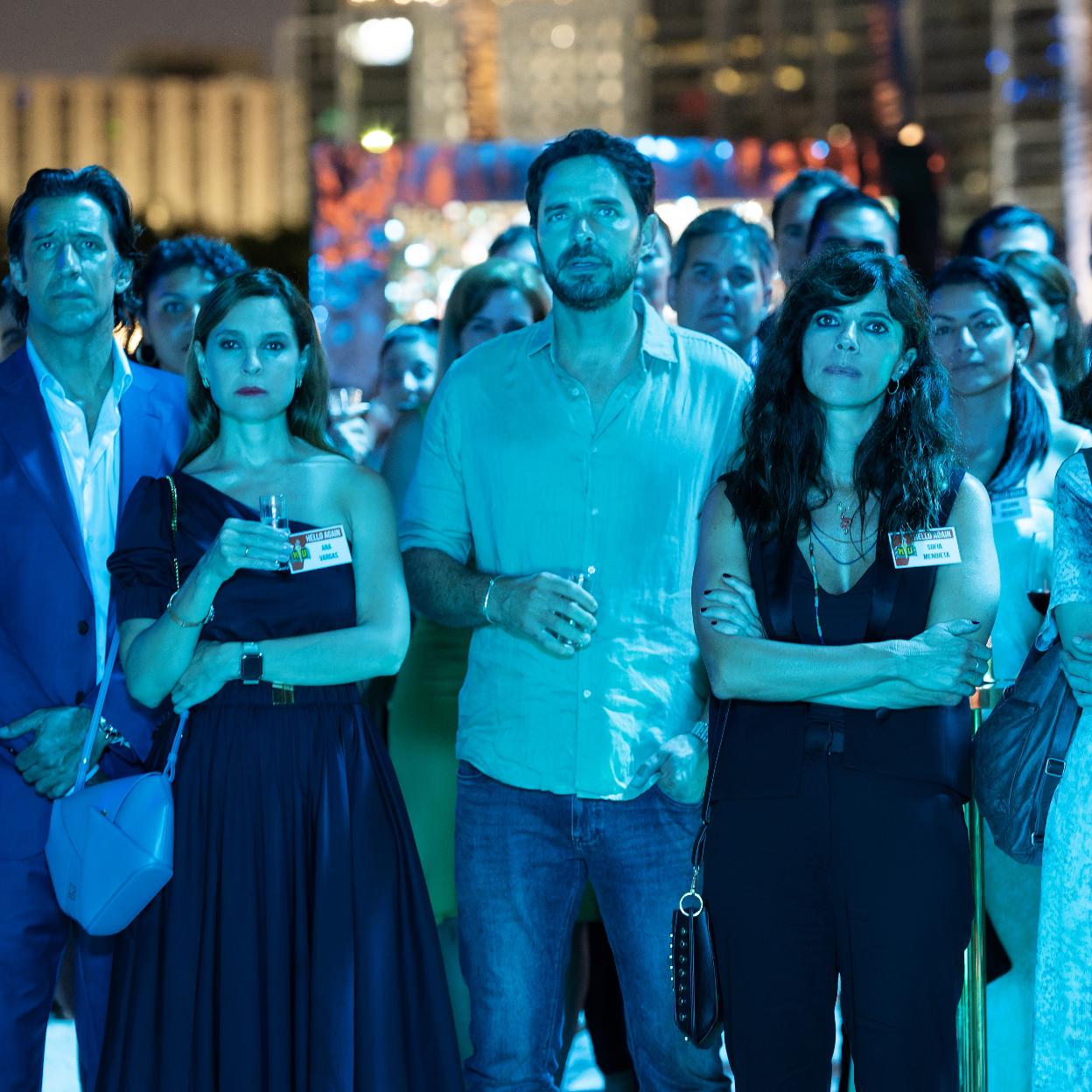 Marina de Tavira, Manolo Cardona y Maribel Verdú en una imagen de la serie de Apple Tv+, Now and Then.