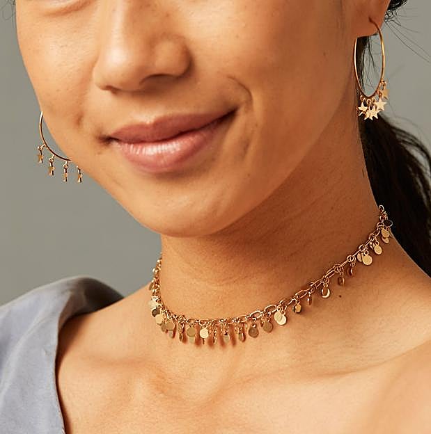 Imagen principal - Las influencers dicen que el accesorio más importante de la temporada es el choker dorado que hemos encontrado en el low cost