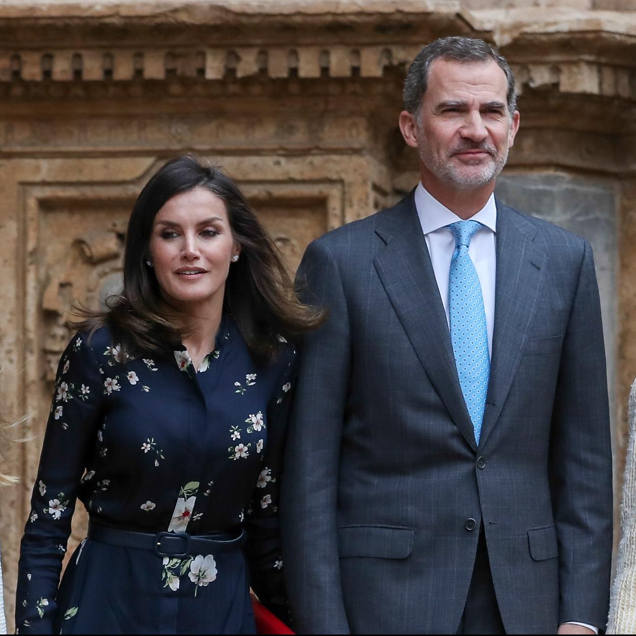 La reina Letizia y el rey Felipe VI. Los eméritos, el rey Juan Carlos y la reina Sofía se encontrarán de nuevo el lunes en Zarzuela tras casi dos años separados.