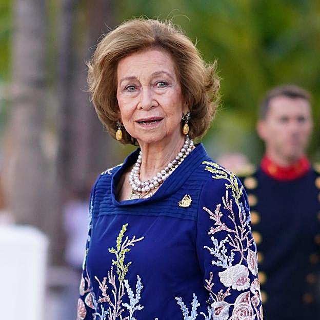 La reina Sofía sorprende con un espectacular vestido azul con bordados de corales en Miami que rejuvenece, estiliza y demuestra que es la más elegante de las royals (incluida Letizia Ortiz)