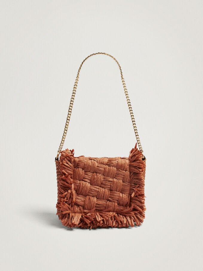 Un bolso sencillo, que podrás llevar en cualquier ocasión, pero que rápidamente se convertirá en uno de tus diseños favoritos Sus detalles trenzados, con acabado desflecado, son sus grandes aliados. Bolso con cadena de Parfois (22,99 euros)