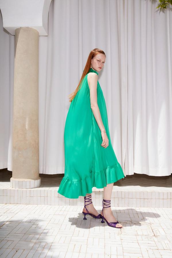 Vestido largo con cuello halter y manga sisa en color verde. Precio: 49,99 euros