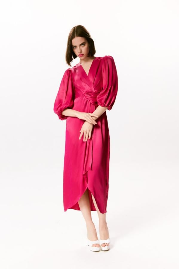 Vestido midi con manga abullonada y cuello de pico. Cierre trasero de cremallera en color fucsia. Precio: 59,99 euros.