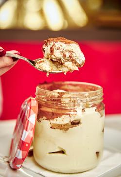 Imagen secundaria 2 - Los spaguetti a la carbonara y el delicioso tiramisú que podemos disfrutar en el renovado Café Barbieri.