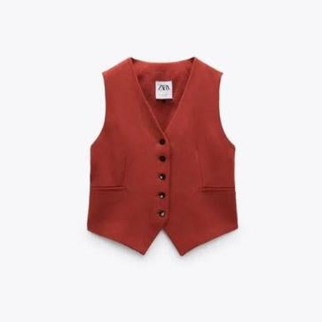 Imagen secundaria 1 - Ayuso combinó su chaleco de Zara favorito con unos pantalones negros de talle alto.