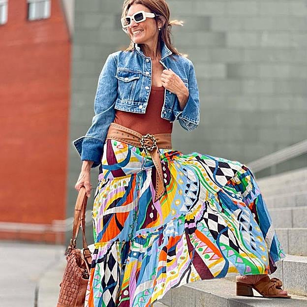 Esta falda larga estampada es el truco de estilo que usan las mujeres de más de 50 años para rejuvenecer su look en verano