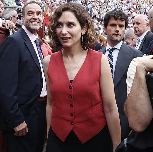 Imagen principal - Ayuso combinó su chaleco de Zara favorito con unos pantalones negros de talle alto.