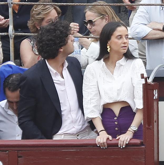 Imagen principal - Victoria Federica versionó esta camisa de Zara con pantalones de lino morados.