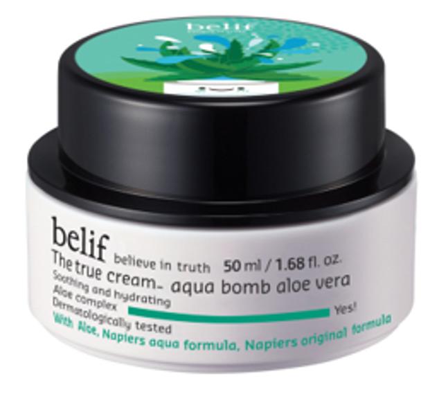 La gama Aqua Bomb de la firma, uno de sus best sellers, cuenta con The True Cream con Aloe Vera. Su fórmula tiene aloe vera y pantenol, dos potentes activos para utilizar después de la exposición al sol, ya que ayudan a que la piel se sienta más aliviada, proporcionando una hidratación intensa. (34,99 euros).