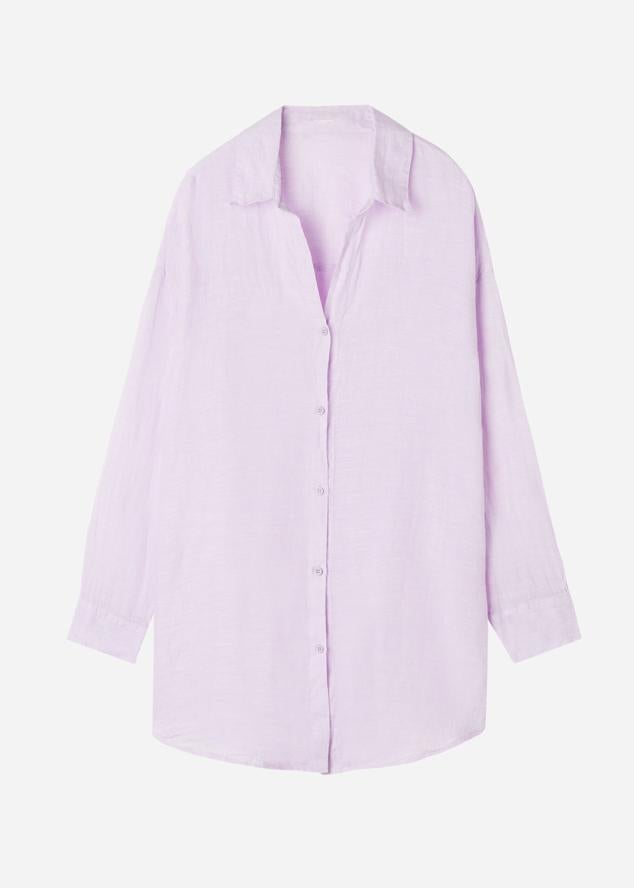 Para las amantes del oversize, esta camisa lila es su prenda perfecta. Su largo por encima de la rodilla, es idóneo para combinarlo con pantalones cortos para proporcionar un toque sexi y exuberante. Además, está realizada con fibras naturales, algo de alta relevancia con este tipo de diseños. Consigue en Calzedonia por tan solo 39,90 €.