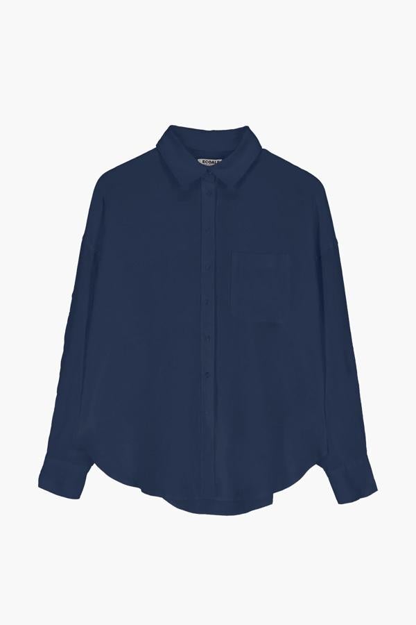 La versión más sostenible con el planeta viene de la mano de Ecoalf. Su camisa azul marina confeccionada con tejido 100% de lino te aportará frescura en esos días más calurosos. Ayudarás al medio ambiente por 93 €, una compra con un buen fin, ¿no crees?