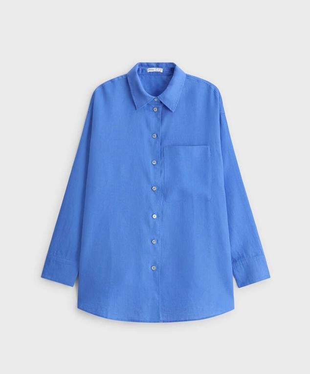 El color azul aporta tranquilidad y uniformidad, es por este motivo que esta camisa de Oysho es una gran opción para la temporada estival. Confeccionada con cuello solapa y manga larga acabada en puño, y con el clásico cierre de botones frontal. Tiene un precio de 45,95 €, pero su lino está cultivado de forma natural. 
