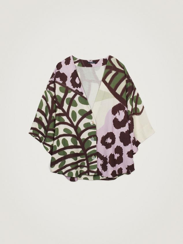 La versión kimono también es posible en este tipo de prendas. Es por ello que Parfois nos sorprende con este diseño estampado, pero con ese punto asiático. Aunque solamente haya talla única, no te preocupes, se adapta a todo tipo de siluetas, creando uniformidad y un efecto estilizado. Tiene un precio de 35,99€. 