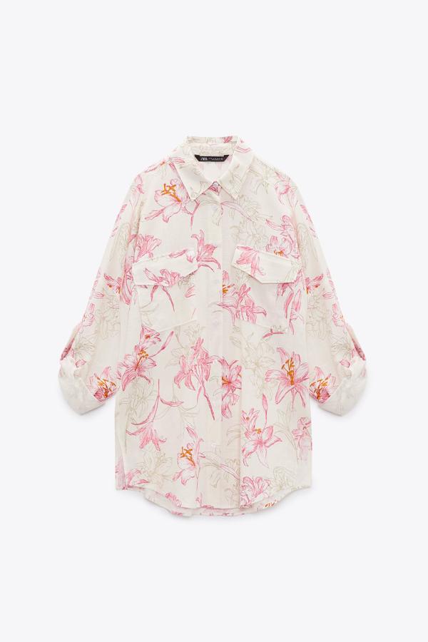 Esta versión estampada es atrevida y con una combinación de color vibrante, sobre todo por el print flora. Es una camisa de cuello solapa con manga acabada en vuelta con trabilla y botón. El detalle más bonito son los dos bolsillos delanteros de plastrón con solapa, dándole un toque diferente al diseño. Podrás encontrarla en Zara, por el precio de 29,95 €. 