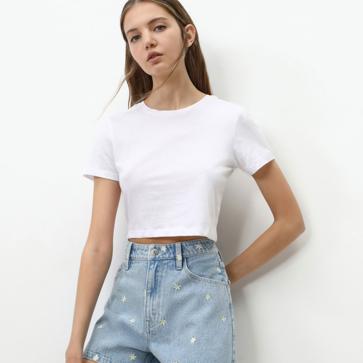 Imagen secundaria 1 - Los vaqueros bordados con flores son tendencia y estos de Zara han conquistado a Sara Carbonero