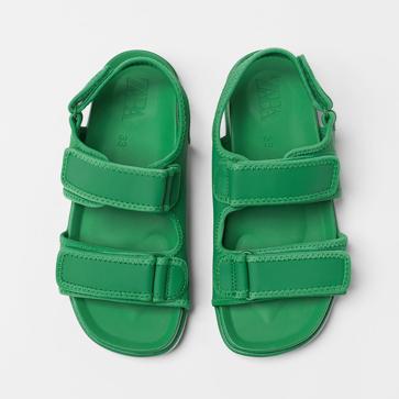 Imagen secundaria 1 - Estas sandalias monocolor son el calzado cómodo más bonito para ir a la piscina este verano