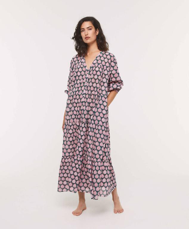 Vestido túnica midi 100% algodón, con escote de pico, manga larga acabada en puño, falda amplia con paneles y estampado en tonos verde, rojo y blanco, de Oysho. Lo encontrarás a 35,99 euros.