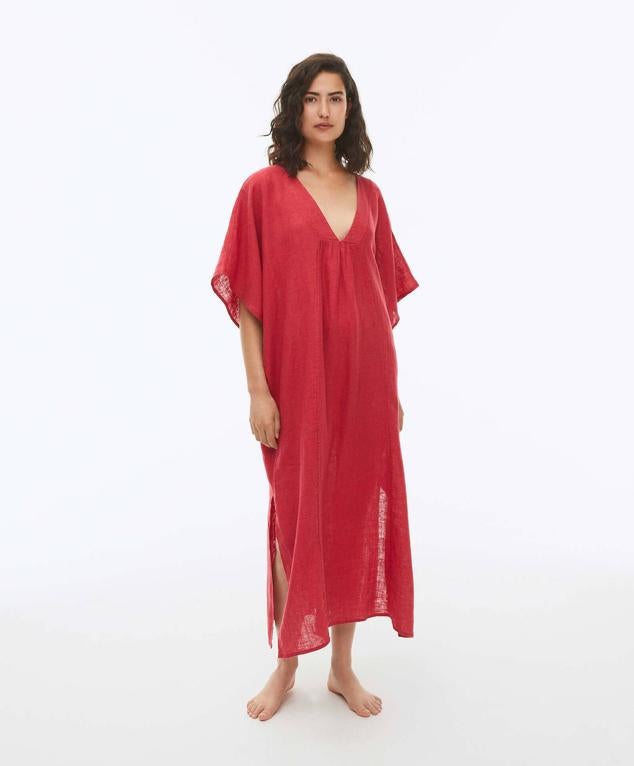 Vestido túnica midi en tejido 100% de lino, con escote de pico, manga corta amplia, bolsillos y aberturas en el bajo, color rojo, de Oysho. Su precio es de 45,99 euros.