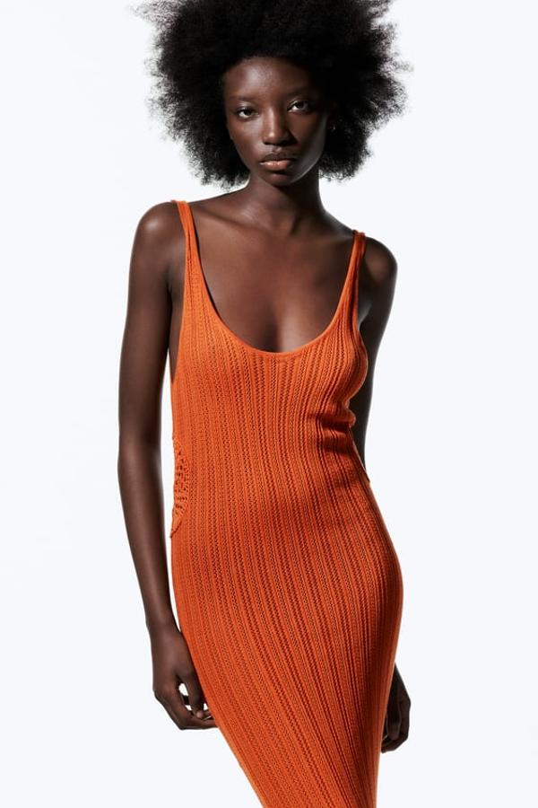 Vestido largo de escote redondo y tirantes finos en color naranja y espalda abierta. Precio: 25,95 euros.