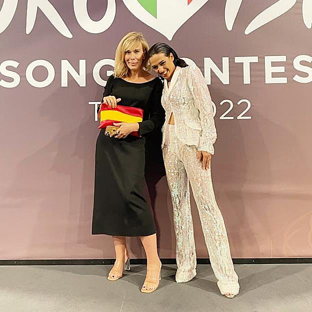 María Eizaguirre Comendador (los eurofans la conocen como MEC), con Chanel Terrero en Eurovisión.