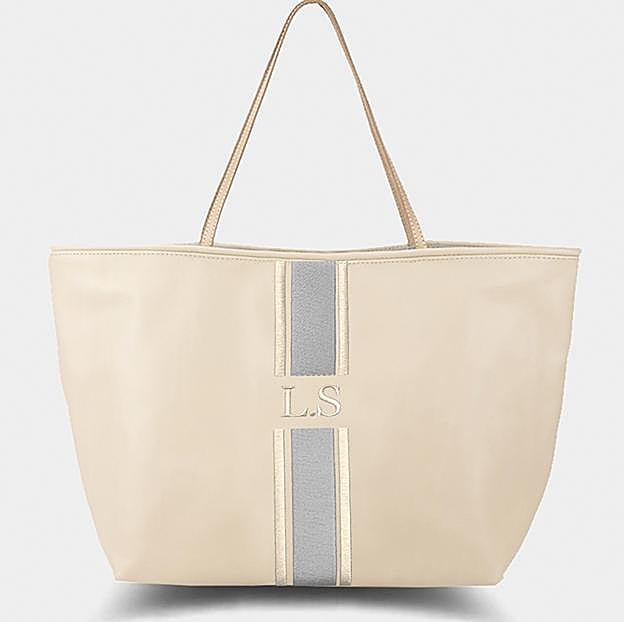 Este es el bolso shopper que ha llevado Ana Boyer.