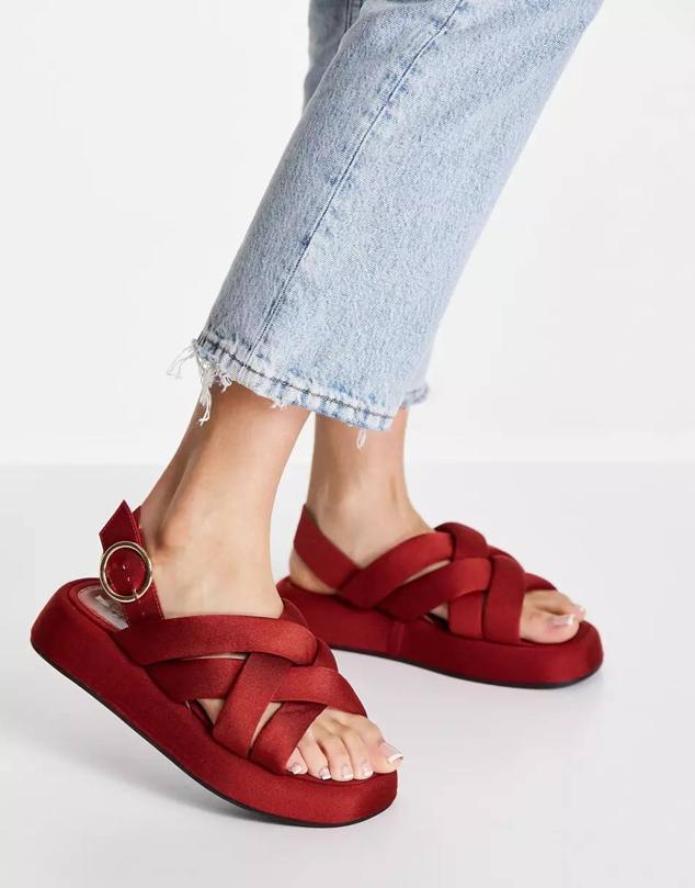 Sandalias con tiras cruzadas acolchadas, cierre mediante hebilla trasera y plataforma, color teja, de Asos. Su coste es de 31,99 euros.